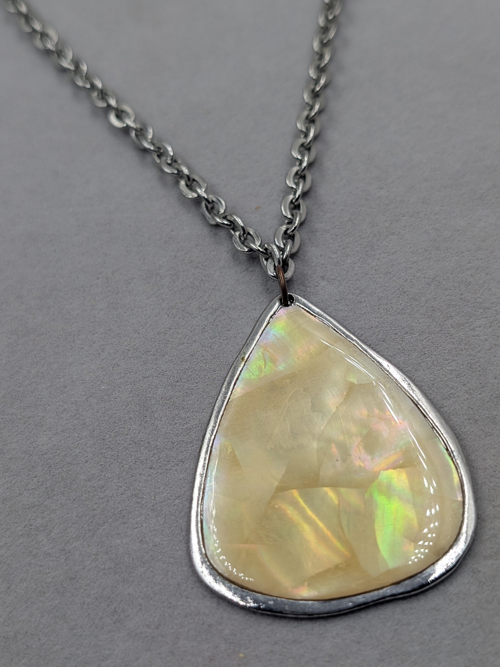 Chico’s Iridescent Mosaic Shell Teardrop Pendant Necklace | M250
